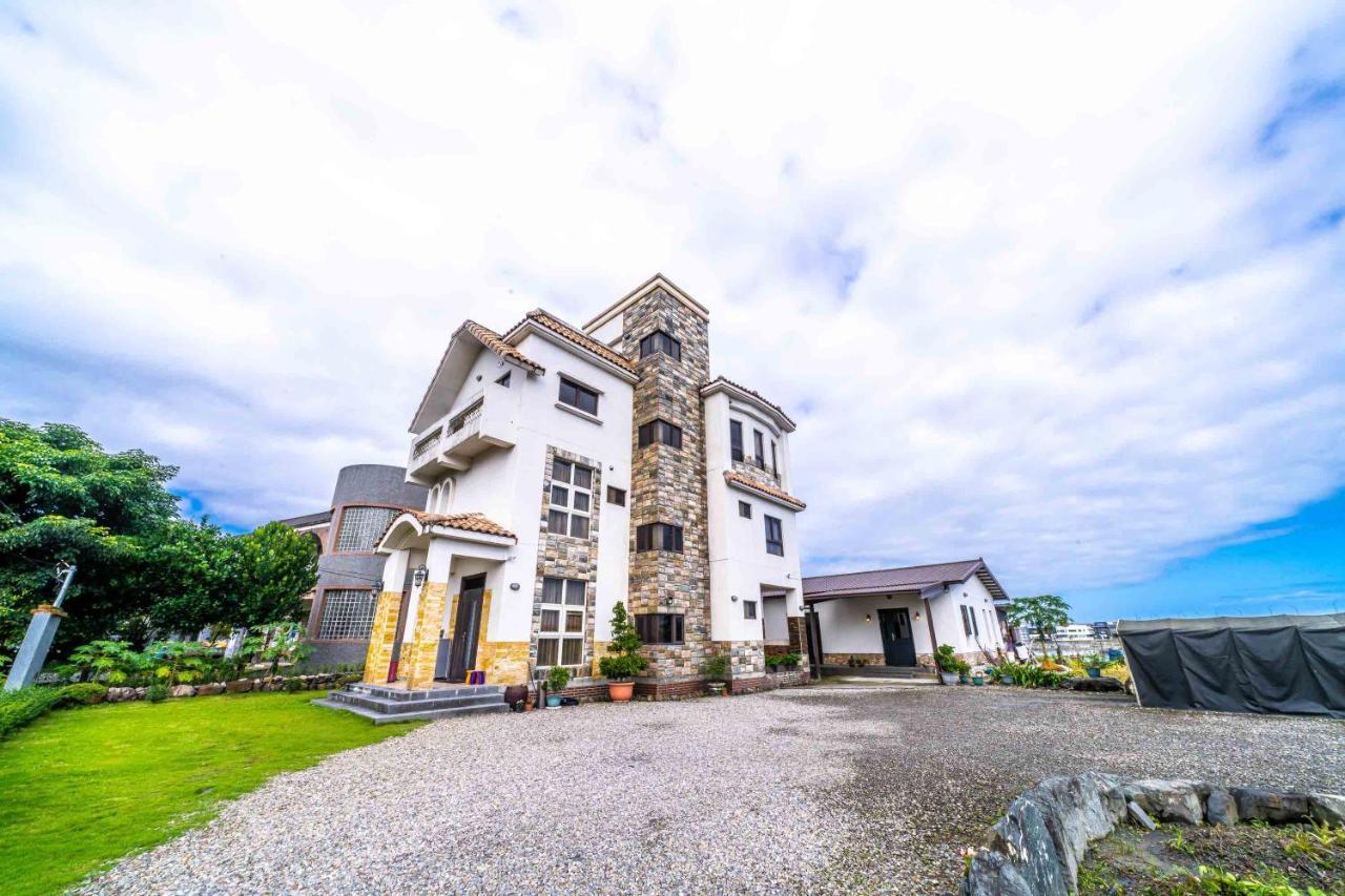 Aurora Castle Guest House Luodong Exterior photo